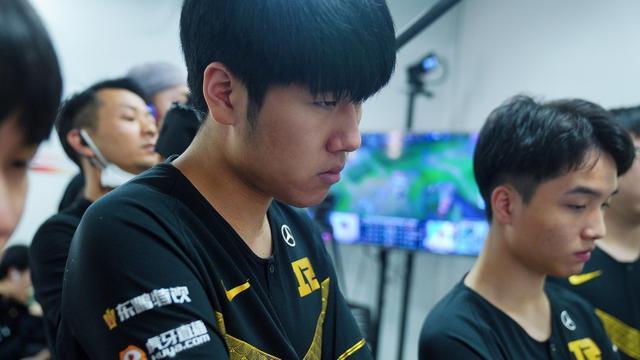 表现使得他 表现使得他